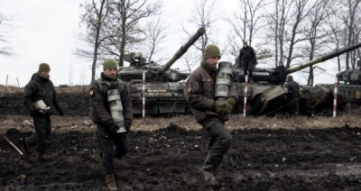 Top Ukrainian officials come under shelling on eastern front