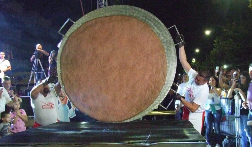 Leskovčani ispekli pljeskavicu od 90, 5 kilograma, oborili prošlogodišnji rekord 1