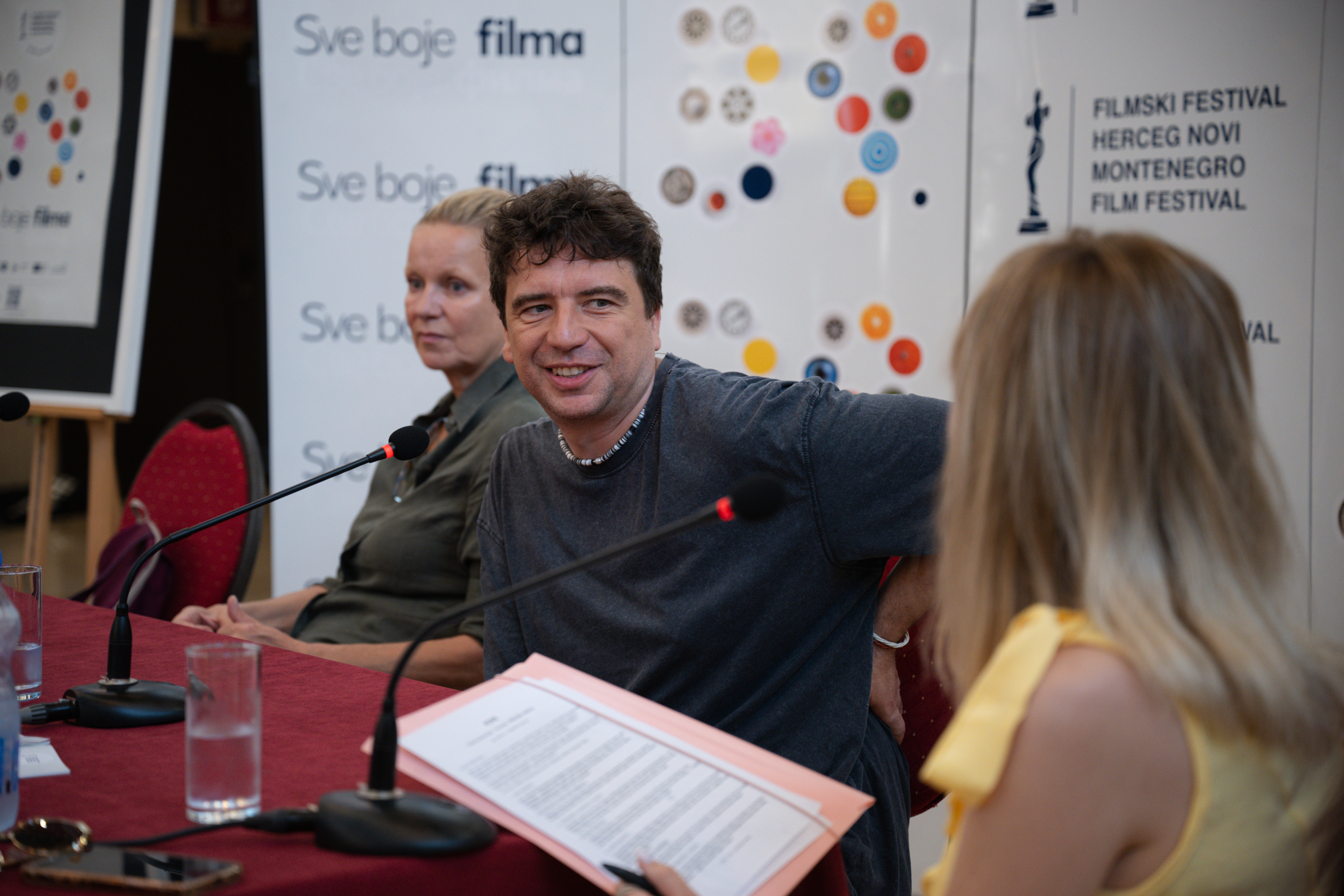 Goran Stanković publici u Herceg Novom: Danas mi u našoj zemlji živimo u represiji, način da opstanemo kao ljudi je da se borimo, da o tome pričamo, i da jedni druge podržavamo 5