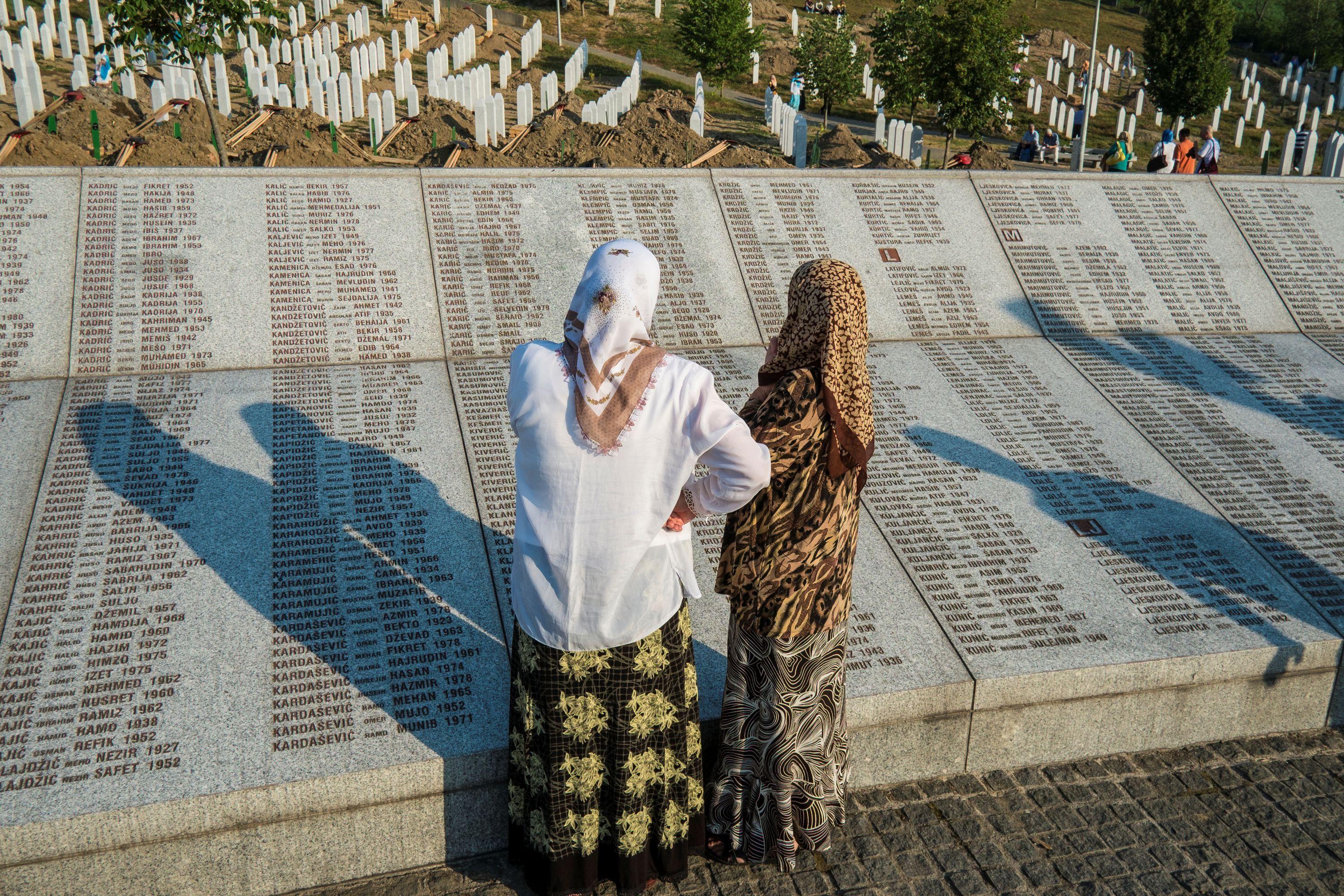 Dve žene u memorijalnom centru Srebrenica-Potočari i groblju za žrtve masakra u Srebrenici 1995. godine za koji je osuđen Mladić