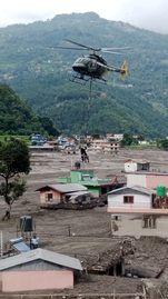 spasioci iz helikoptera nadgledaju područje zahvaćeno poplavom 