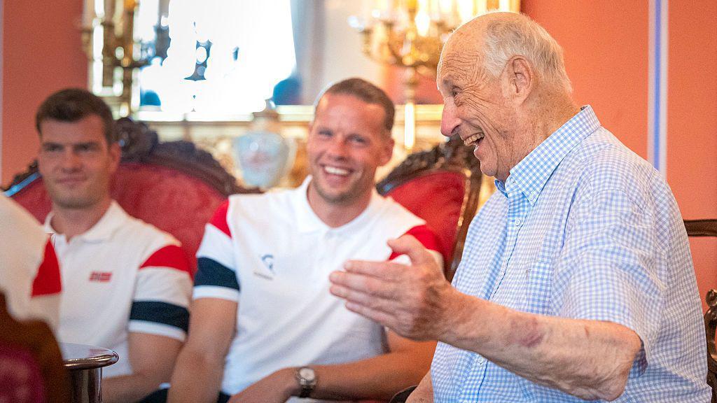 Kralj Harald je pozvao norveški nacionalni fudbalski tim u palatu nakon što su stigli do četvrtfinala na Svetskom prvenstvu ove godine
