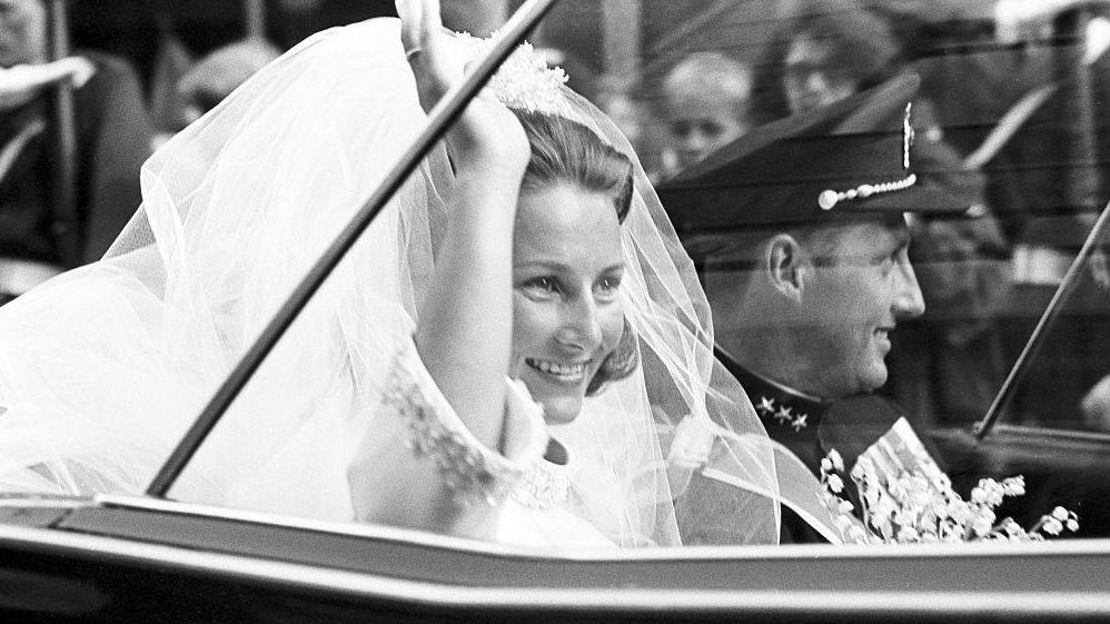 Fotografija snimljena 29. avgusta 1968. godine prikazuje norveškog prestolonaslednika Haralda i Sonju Haraldsen kako mašu dok automobilom izlaze iz katedrale u Oslu tokom ceremonije venčanja.
