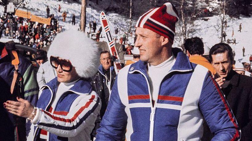 Princ Harald od Norveške (desno) i princeza Sonja od Norveške (levo) prisustvuju Zimskim olimpijskim igrama 1976. godine, 8. februara 1976. u Zefeldu.
