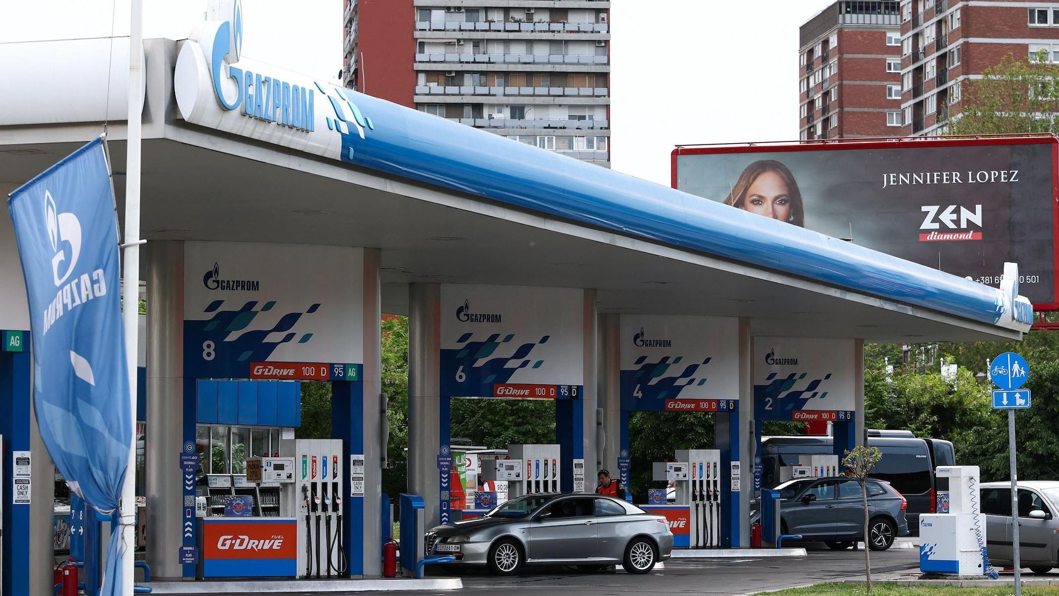 NIS benzinska pumpa na Novom Beogradu, u pozadini je bilbord sa likom pevačice Dženifer Lopez koja reklamira dijamantske ogrlice