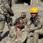 čovek spasen iz mulja i blata posle bujične poplave u Nepalu