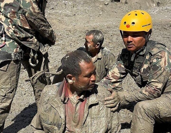 čovek spasen iz mulja i blata posle bujične poplave u Nepalu