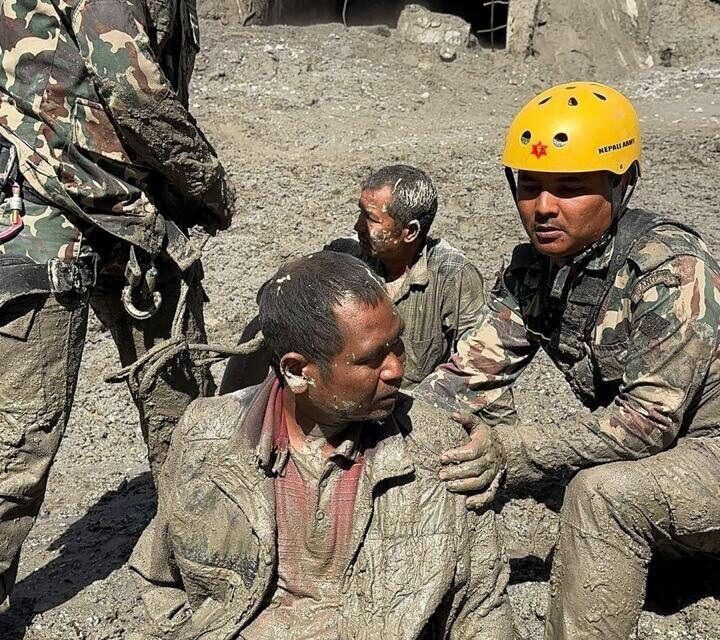 čovek spasen iz mulja i blata posle bujične poplave u Nepalu