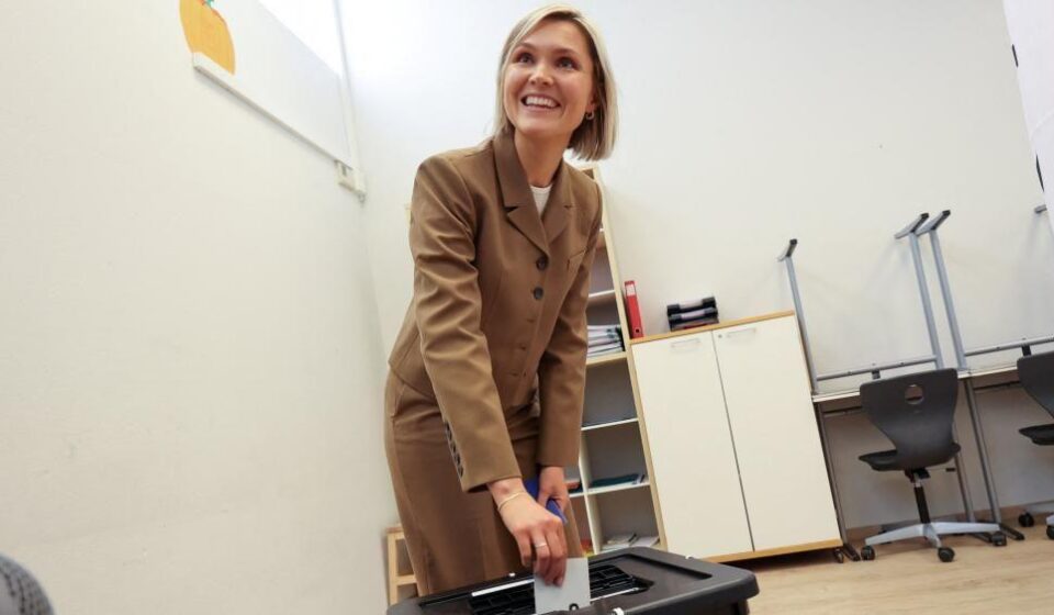 Islandska premijerka Kristrún Frostadóttir glasa na nacionalnom referendumu o obnovi pregovora o pristupanju EU na biračkom mestu u Rejkjaviku.