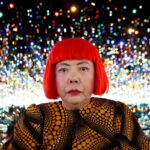 Japanska umetnica Jajoi Kusama pozira