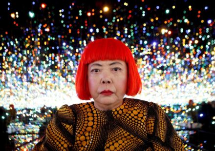 Japanska umetnica Jajoi Kusama pozira