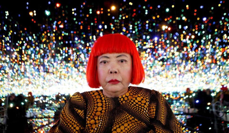 Japanska umetnica Jajoi Kusama pozira