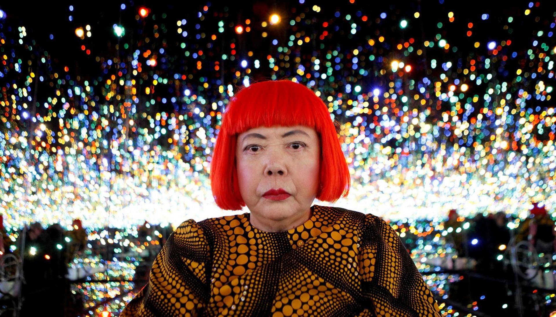 Japanska umetnica Jajoi Kusama pozira