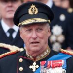 Kralj Harald u svečanoj uniformi, gleda ukoso, ima svečanu kapu tamno plave boje na glavi