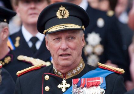 Kralj Harald u svečanoj uniformi, gleda ukoso, ima svečanu kapu tamno plave boje na glavi