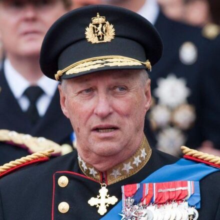 Kralj Harald u svečanoj uniformi, gleda ukoso, ima svečanu kapu tamno plave boje na glavi
