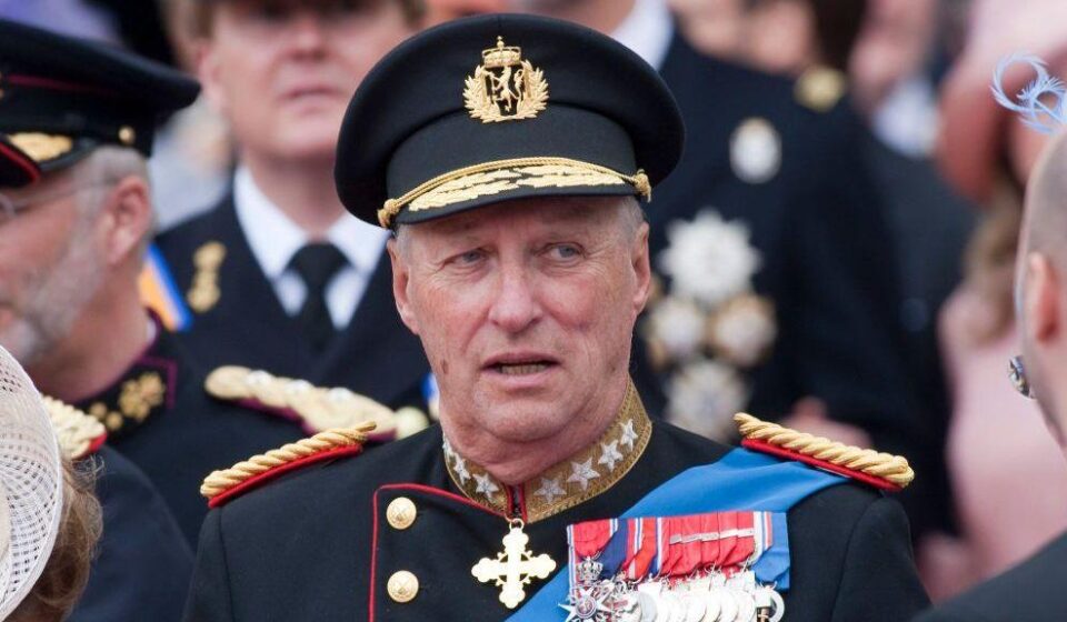 Kralj Harald u svečanoj uniformi, gleda ukoso, ima svečanu kapu tamno plave boje na glavi