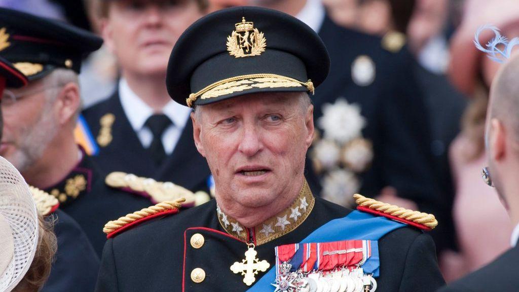 Kralj Harald u svečanoj uniformi, gleda ukoso, ima svečanu kapu tamno plave boje na glavi