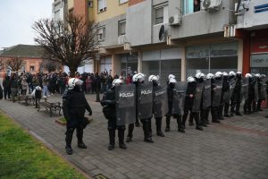 Neredi u Užicu pred miting SNS-a: Policija potiskuje građane, došlo i do tuče 1