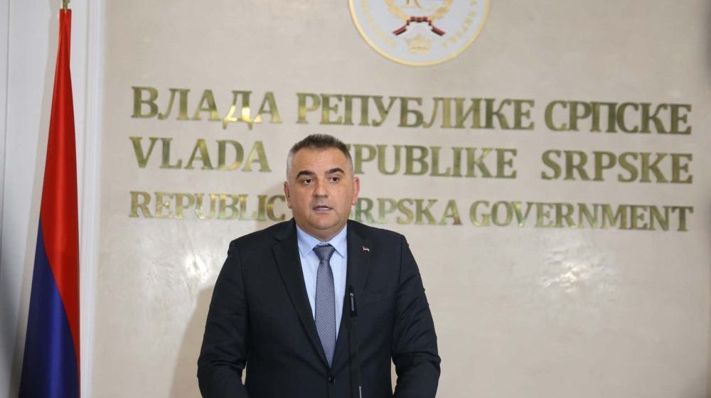 Premijer entiteta RS Savo Minić odao počast haškom osuđeniku: Sa bine poruke "Svi smo mi Ratko Mladić" 9