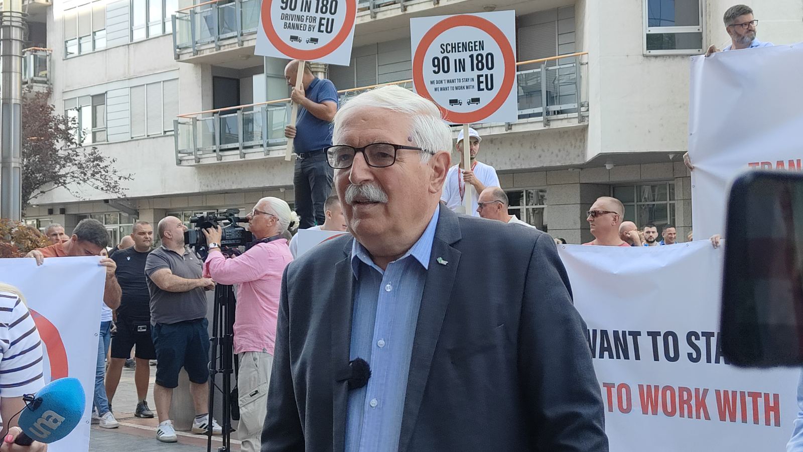 Prevoznici održali protest ispred delegacije EU u Srbiji: Dali rok od dve nedelje za ispunjenje zahteva ili blokiraju granične prelaze 2