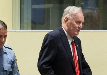 Ratko Mladić i čuvar u sudnici u Hagu