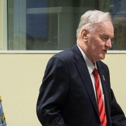 Ratko Mladić i čuvar u sudnici u Hagu