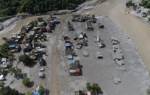 Spasioci izvlače preživele posle katastrofalnih poplava u Nepalu i Kini, poginulo gotovo 600 ljudi 1
