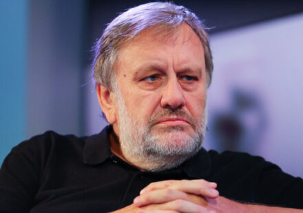 "Stvarnost 2030. će biti neprepoznatljiva": Slavoj Žižek o posledicama veštačke inteligencije u "liberalnom fašizmu" 1