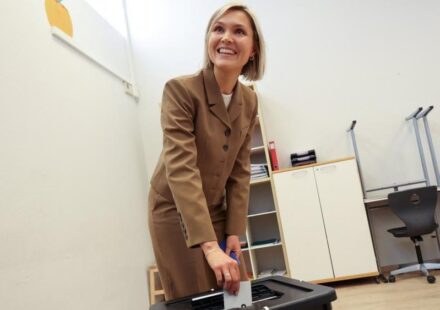 Islandska premijerka Kristrún Frostadóttir glasa na nacionalnom referendumu o obnovi pregovora o pristupanju EU na biračkom mestu u Rejkjaviku.