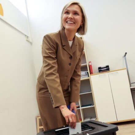 Islandska premijerka Kristrún Frostadóttir glasa na nacionalnom referendumu o obnovi pregovora o pristupanju EU na biračkom mestu u Rejkjaviku.
