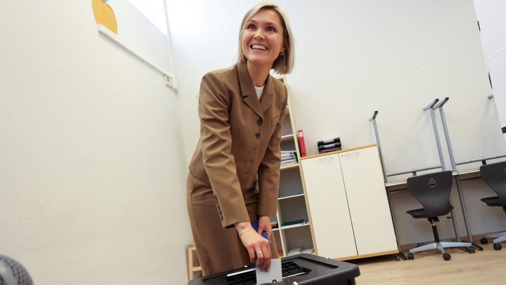 Islandska premijerka Kristrún Frostadóttir glasa na nacionalnom referendumu o obnovi pregovora o pristupanju EU na biračkom mestu u Rejkjaviku.