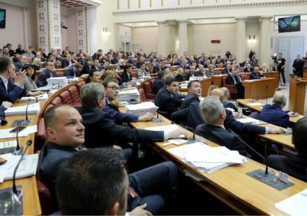 Vanredna sednica hrvatskog parlamenta o opasnom otpadu u Gospiću, nema ni Milanovića ni Plenkovića: „Kako se ne plašite naroda?“ 1