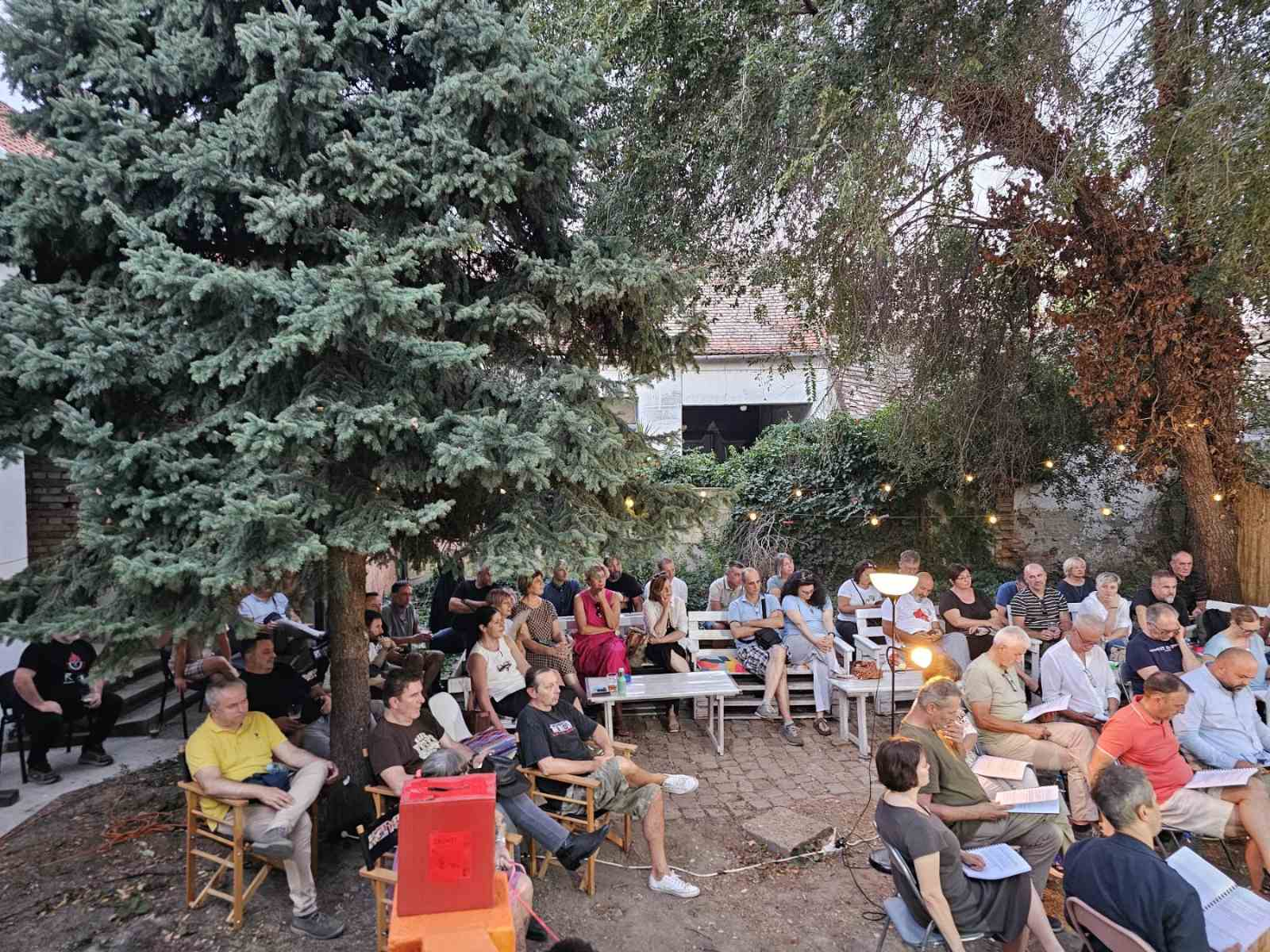 novi optimizam „Tradicija otpora“ okupila Zrenjanince: Pozorište bez podele na publiku i izvođače 2