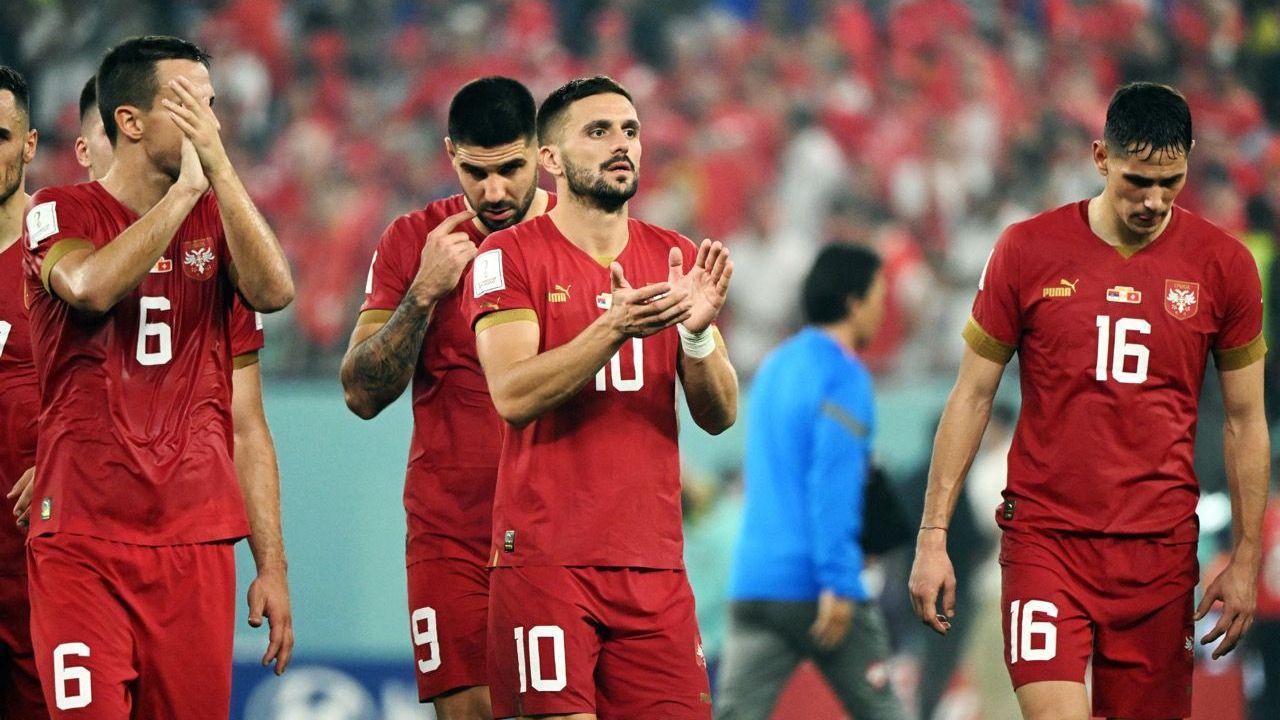 četiri fudbalera reprezentacije Srbije na svetskom prvenstvu u fudbalu 2022. godine izlaze sa terena