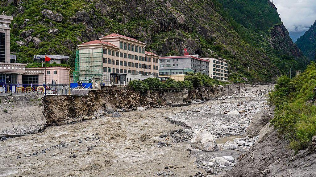 Poplave u Rasuvagadiju su 11. jula 2025. uništile Most prijateljstva, puteve i podstanicu hidroelektrane, i odneli vozila u Rasuvi, u Nepalu