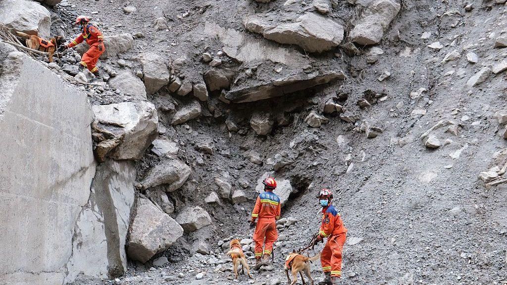 Spasioci sprovode operacije potrage i spasavanja na području pogođenom klizištem 30. avgusta 2026. u Girongu, autonomna oblast Sizang u Kini.