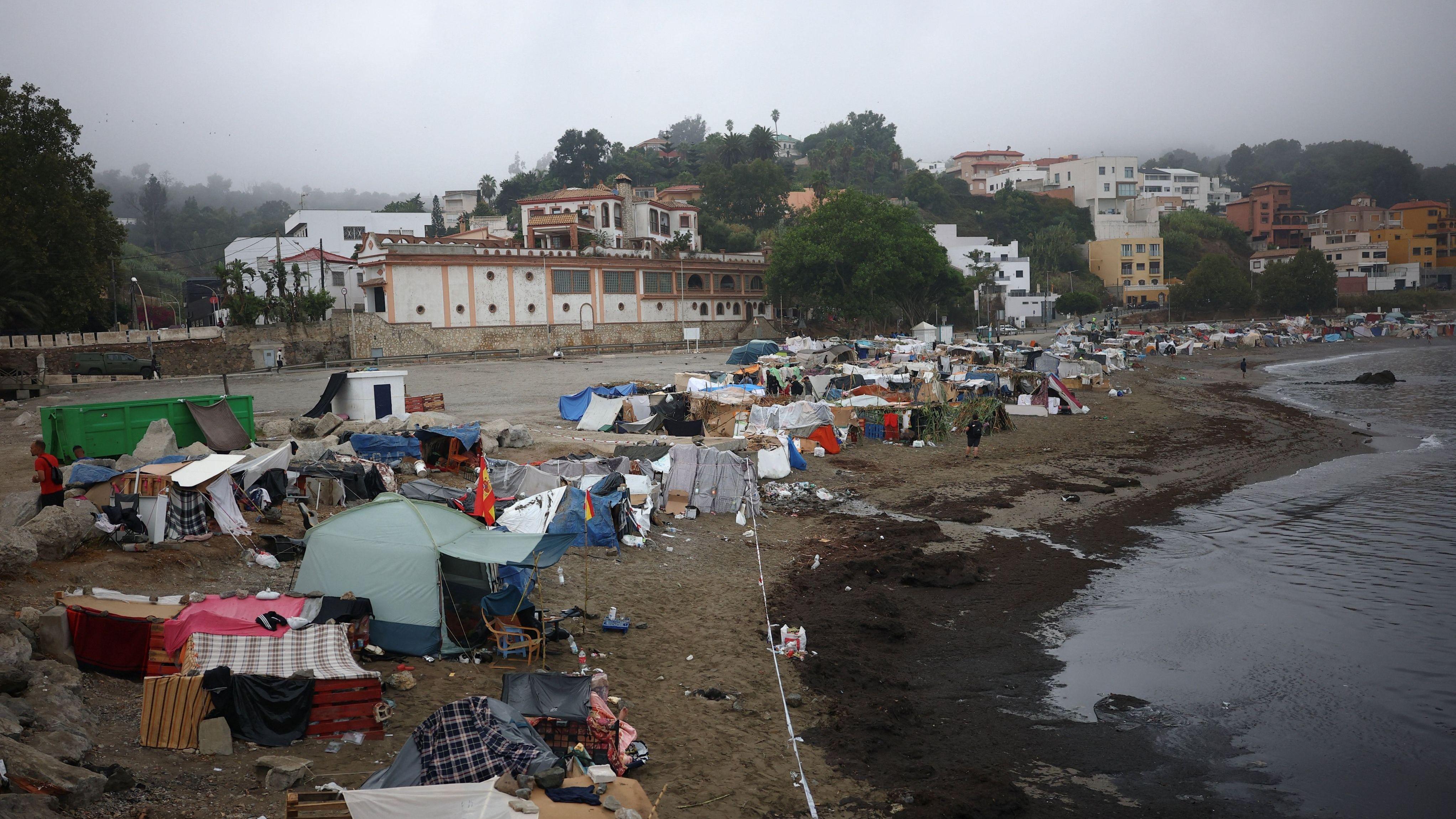 šatori migranata na plaži u seuti