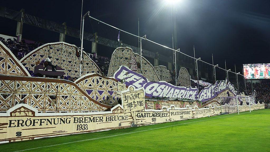 Navijanje na stadionu VfL Osnabrika i rolerkoster kolica na stazi sa lutkama