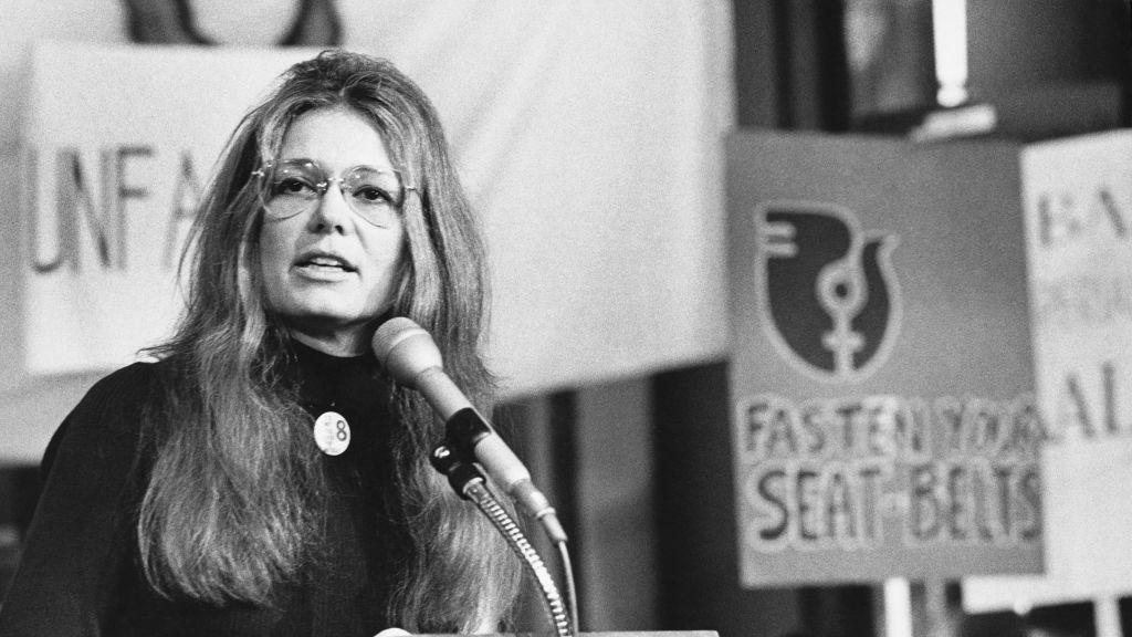 Američka feministkinja i aktivistkinja Glorija Stajnem govori na skupu ispred sedišta Ujedinjenih nacija u Njujorku 1978. godine.