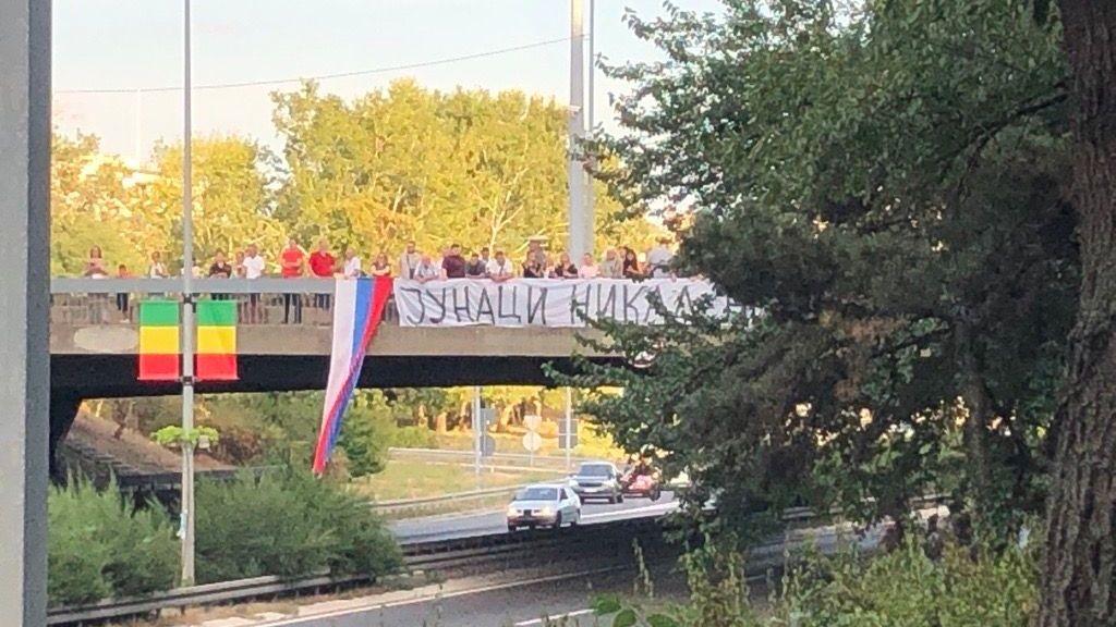 ratko mladić u srbiji, telo ratka mladića u srbiji, ljudi pozdravljaju kovčeg sa telom ratka mladića