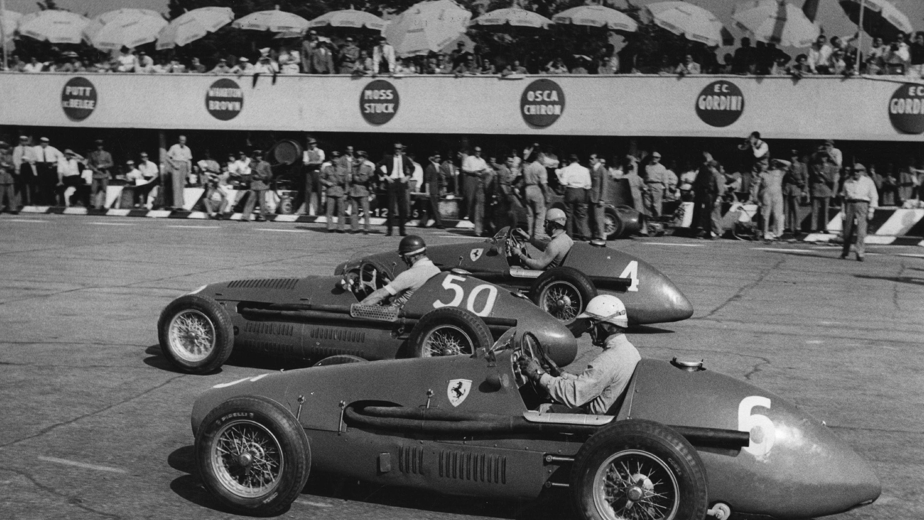 Đuzepe Farina (najbliži kameri), tada u bolidu Ferarija, Huan Manuel Fanđo iz Maseratija i Alberto Askari iz Ferarija poređali su se pred start trke u Monci 1953. 