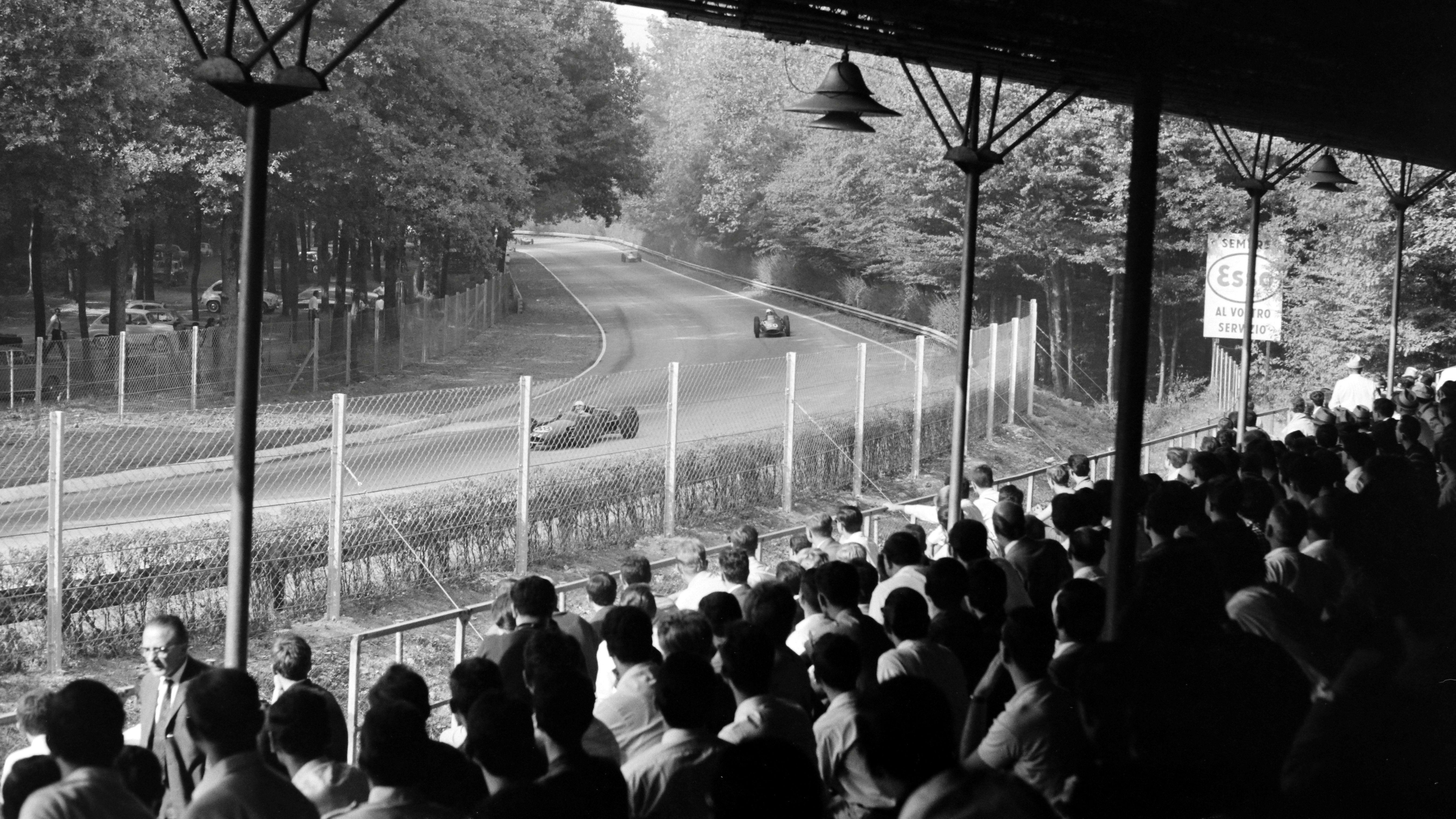 Navijači na velikoj tribini posmatraju trku kod krivine Lesmos 1962.