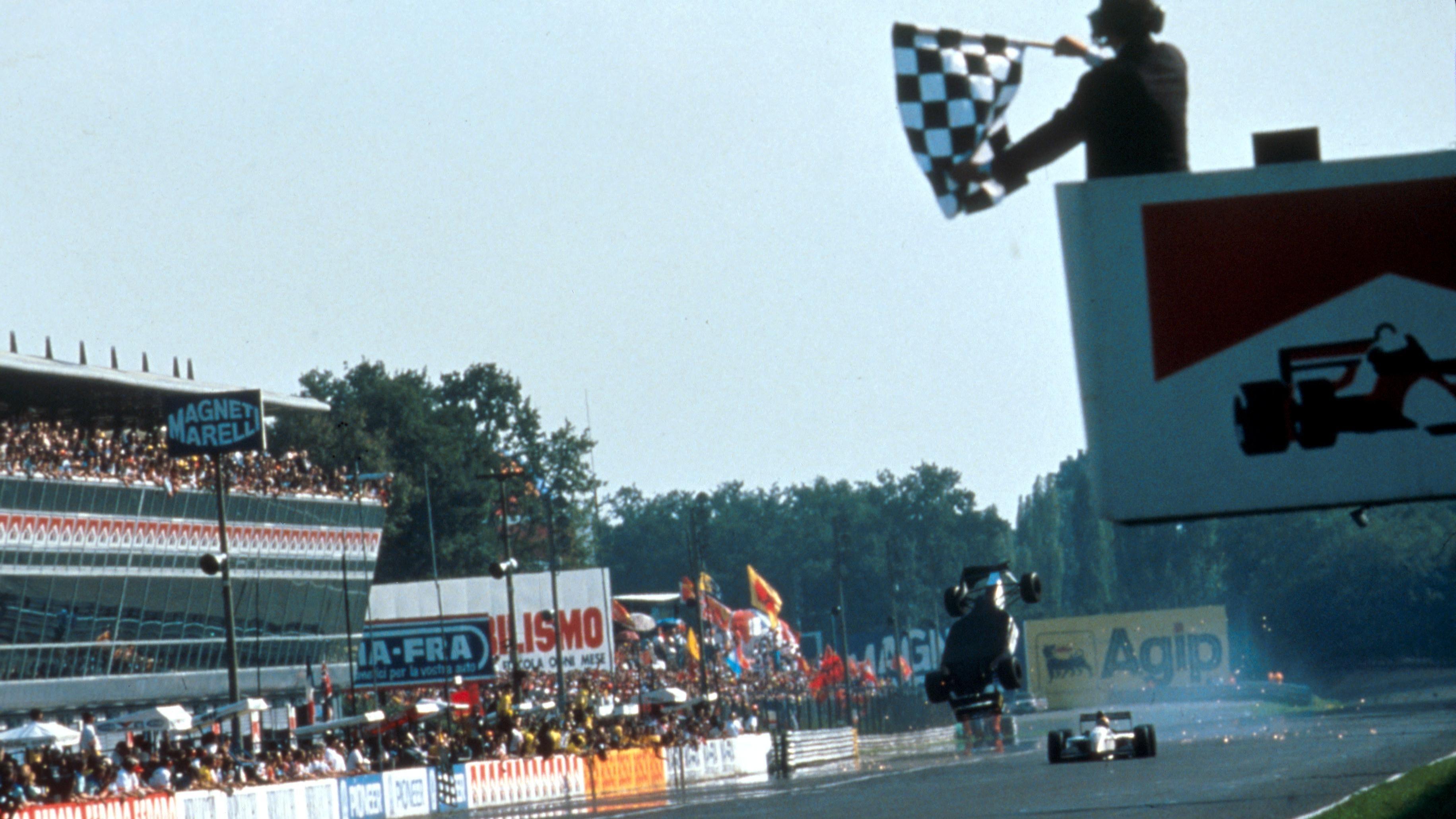 Na istoj trci 1993. Kristijan Fitipaldi iz tima Minardi se sudario sa timskim kolegom Pjerluiđijem Martinijem nadomak cilja, posle čega je njegov polid poleteo u vazdug i okrenuo se. Obojica su prošla bez povreda, a Fitipaldijev bolid se prizemljio na stazi i završio je trku osmi, odmah iza Martinija