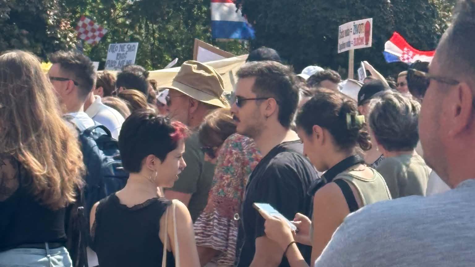 ljudi na protestu u Zagrebu