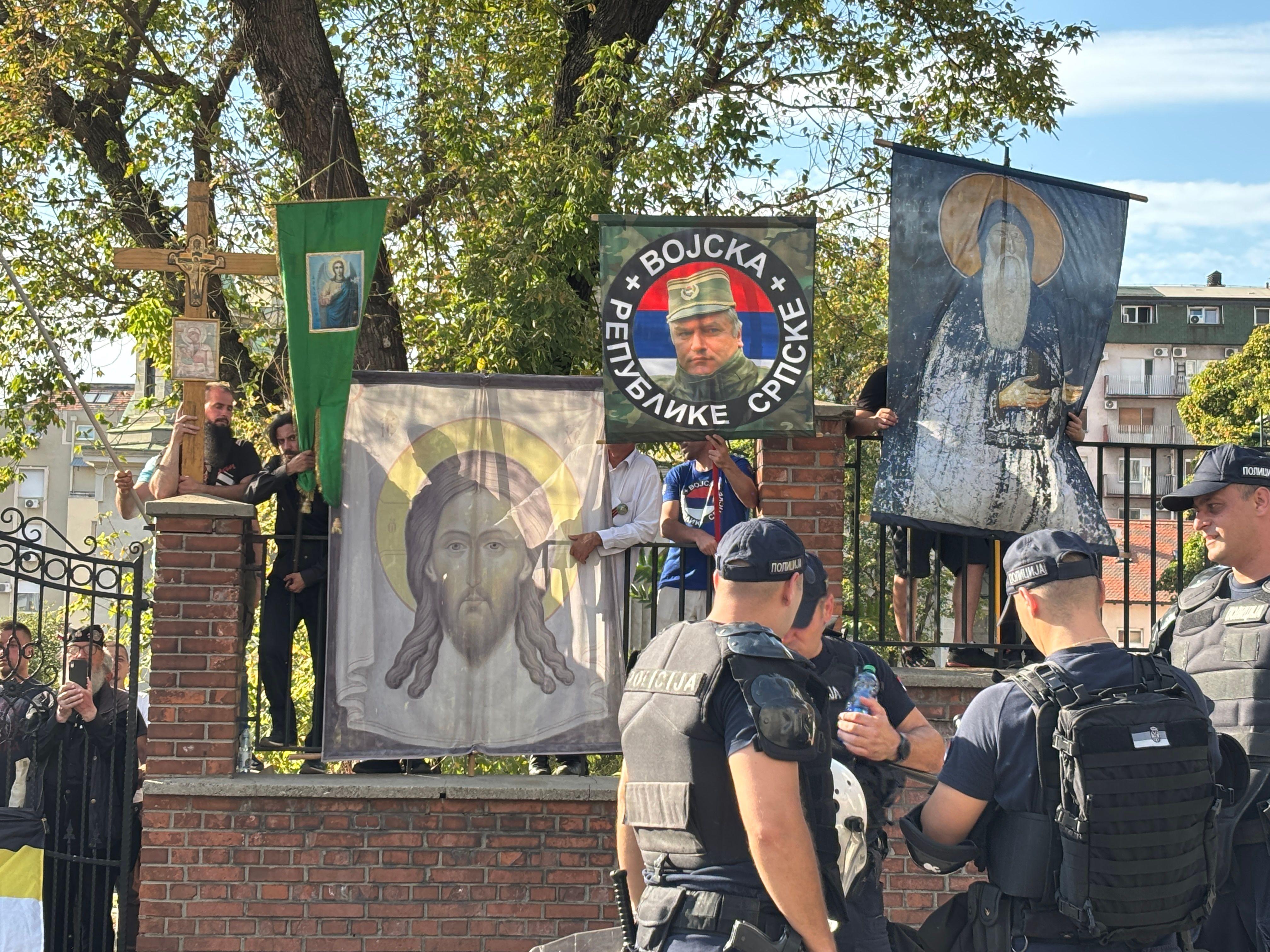 Policajci i zastave sa likom Isusa i Ratka Mladića ispred Vaznesenjske crkve u Beogradu