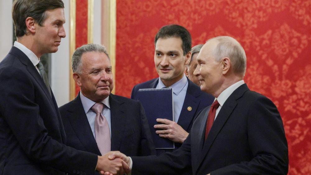Ruski predsednik Vladimir Putin pozdravlja Džareda Kušnera, zeta američkog predsednika Donalda Trampa, i specijalnog izaslanika SAD Stiva Vitkofa tokom sastanka u Kremlju u Moskvi, Rusija
