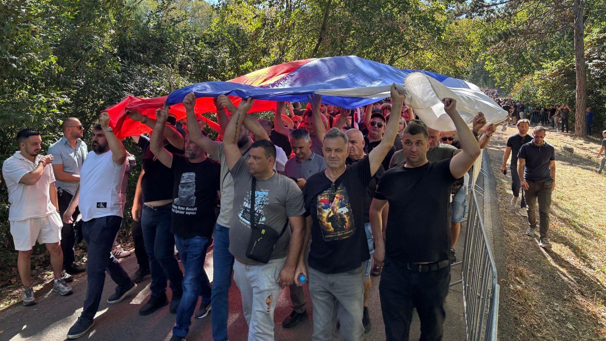 Desetine muškaraca drži zastavu u bojama Srbije
