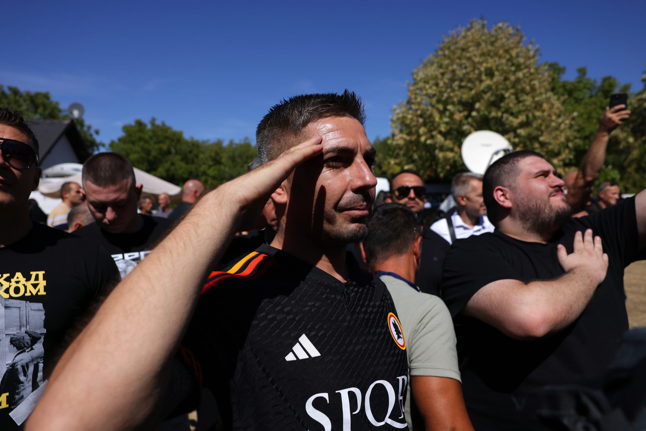 Aplauz za kovčeg, crne majice i visoko podignute zastave: Hiljade ljudi na sahrani Ratka Mladića (FOTO, VIDEO) 4