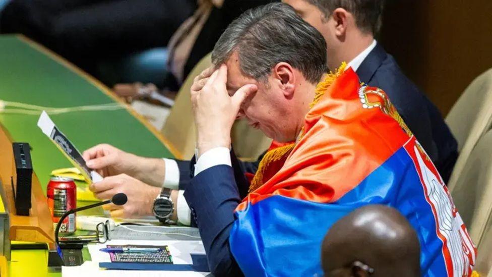 
Prilikom glasanja u UN, Vučić ogrnut zastavom Srbije